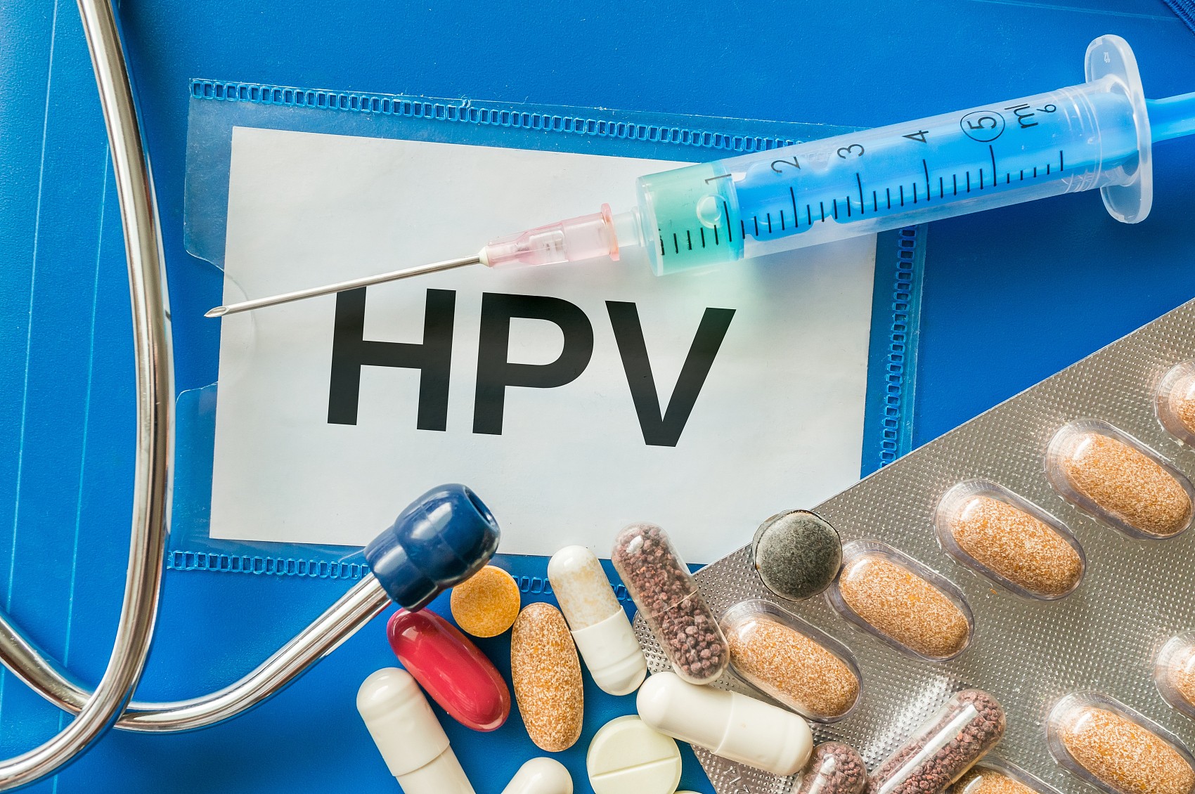 HPV病毒疾病概念。周围有很多药丸、注射器和听诊器。.jpg