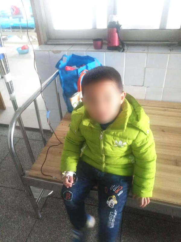 小时候的刘子杰在输血（家属提供）.png